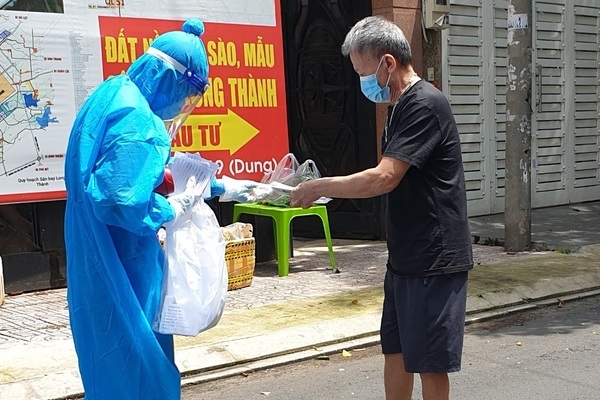 Y tế ở TPHCM đi từng nhà phát kit test, hỗ trợ người dân lấy mẫu xét nghiệm nCoV