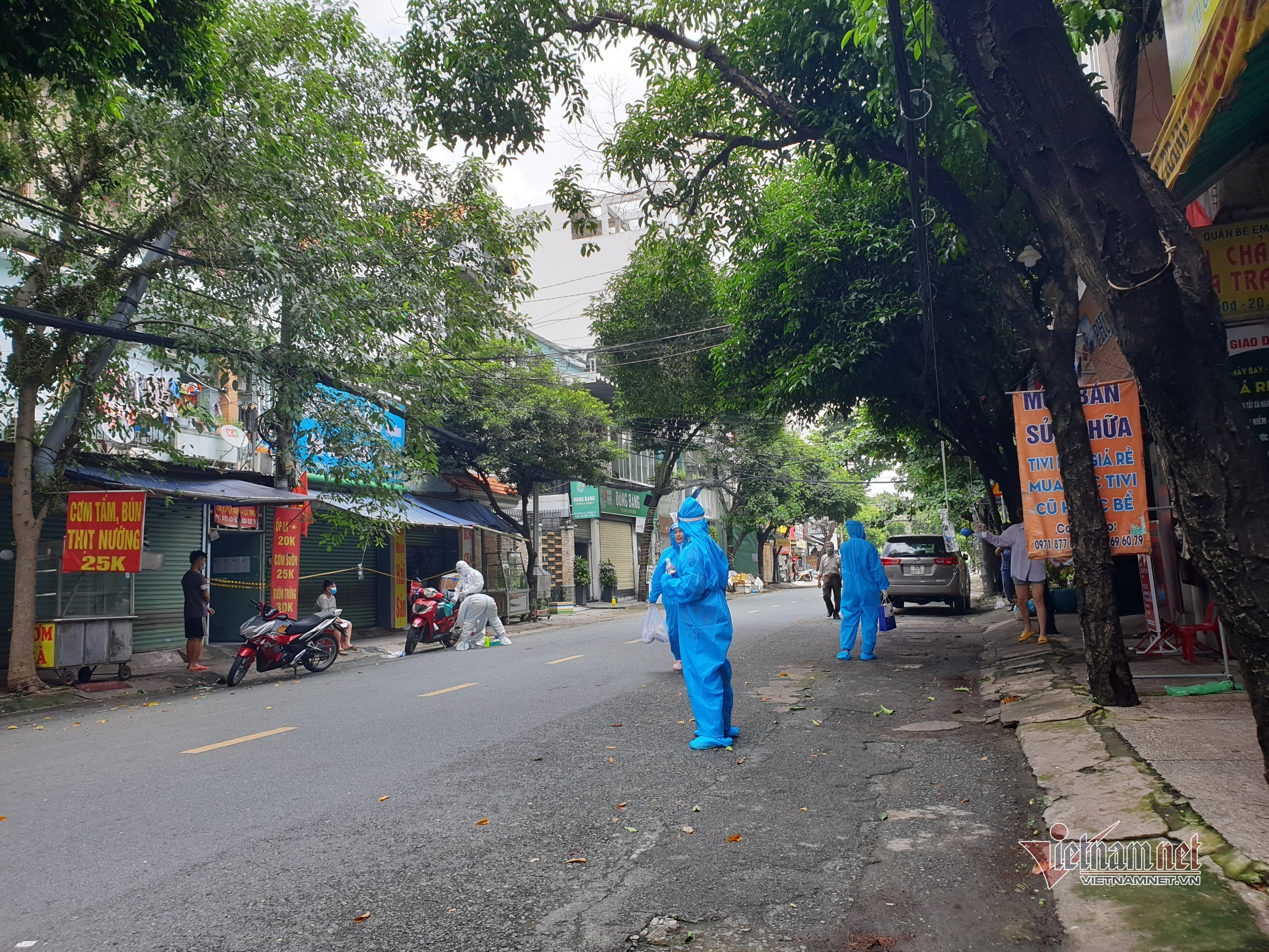 Y tế ở TPHCM đi từng nhà phát kit test, hỗ trợ người dân lấy mẫu xét nghiệm Covid