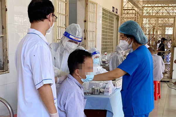 Gần 700 bệnh nhân tâm thần đầu tiên được tiêm vắc xin Covid-19