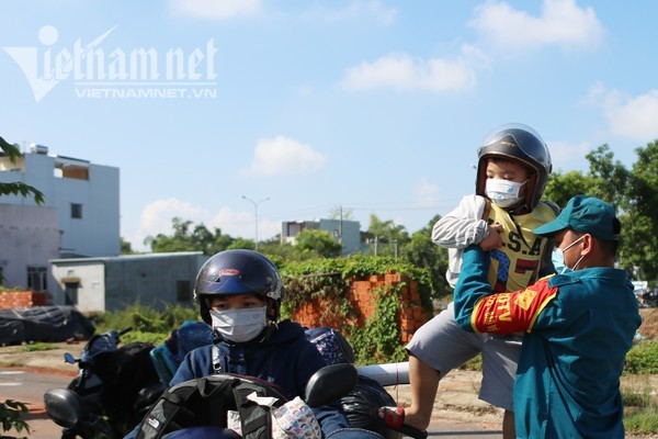 Giáo viên, học sinh quay lại Đà Nẵng chờ ngày đến trường