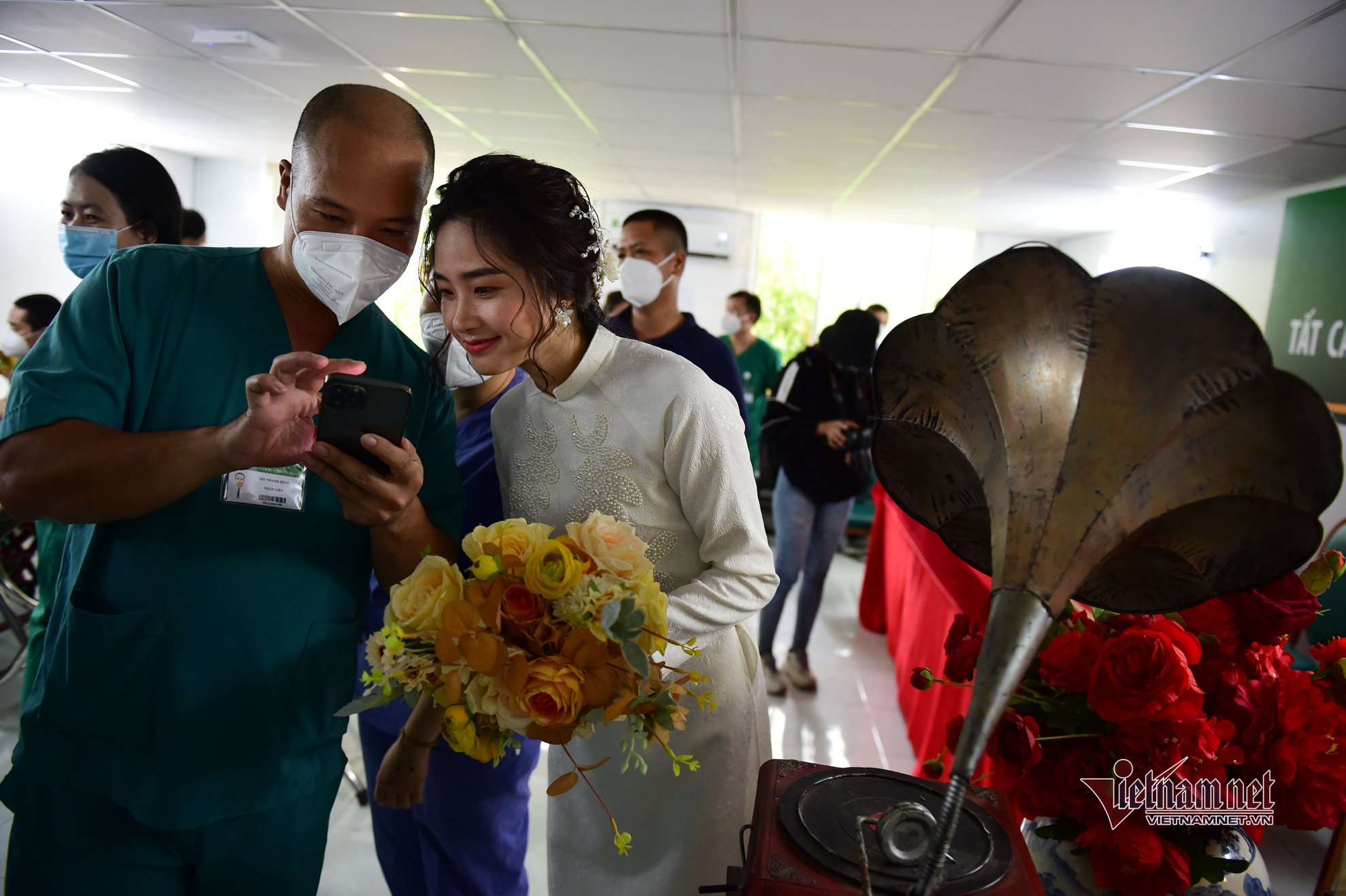 Đám cưới đặc biệt của nữ điều dưỡng trong bệnh viện dã chiến ở TP.HCM