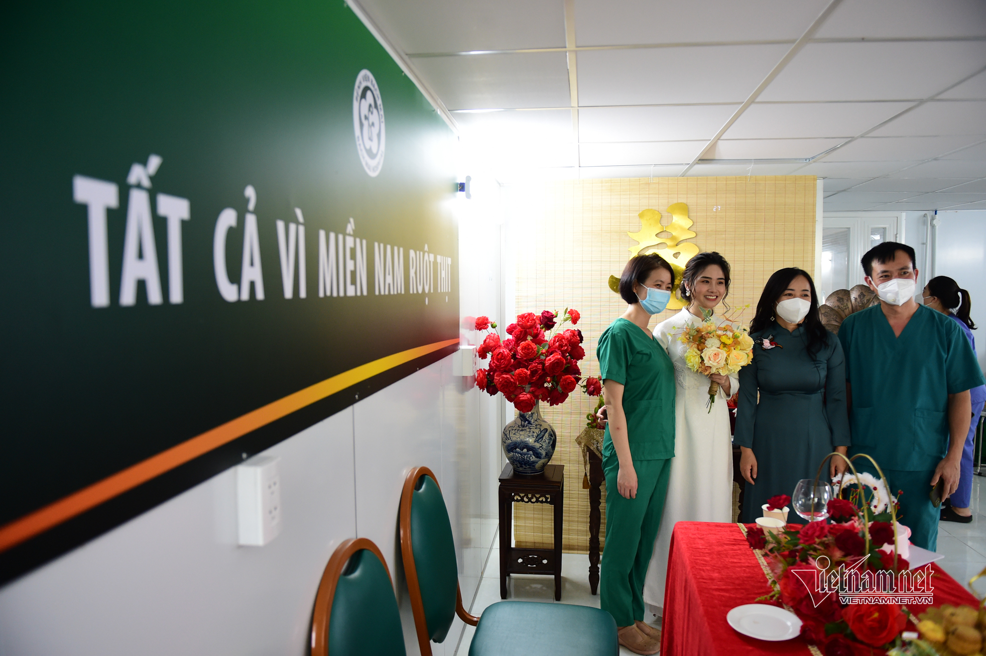 Đám cưới đặc biệt của nữ điều dưỡng trong bệnh viện dã chiến ở TP.HCM