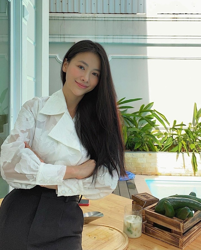 Hoa hậu Phương Khánh đẹp dịu dàng với váy áo đơn sắc