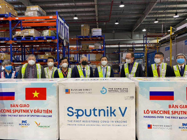 Việt Nam tiếp nhận lô vắc xin Sputnik V đầu tiên