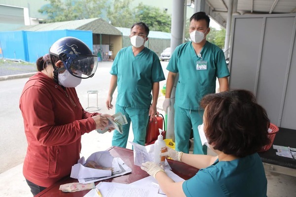 Gói tiền người đàn ông mất vì Covid-19 ở TP.HCM để lại trong bệnh viện