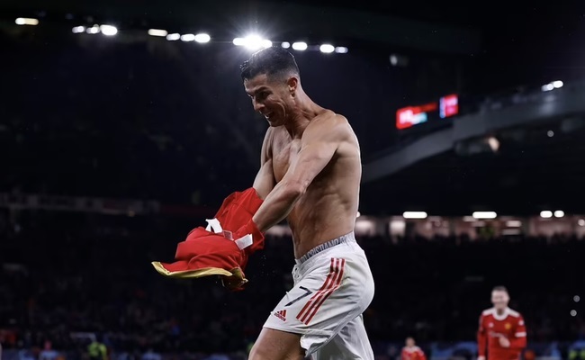 Rio Ferdinand tiết lộ tin nhắn độc của Ronaldo sau chiến thắng
