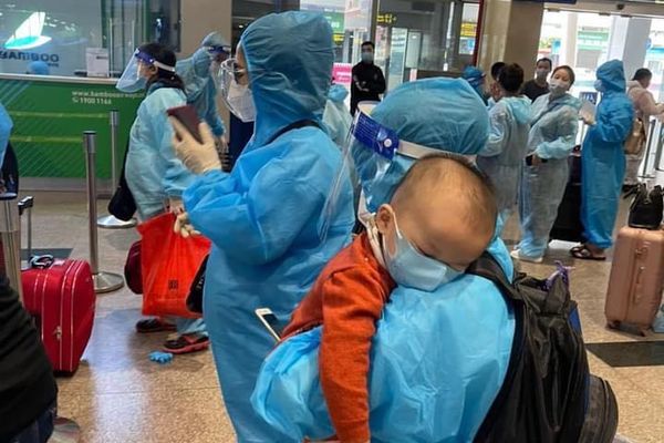 Hơn 200 thai phụ và trẻ em ở miền Nam về đến Hà Tĩnh an toàn