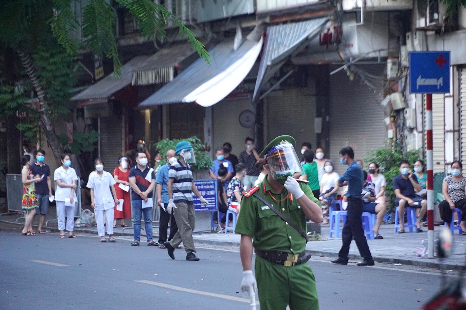 Hà Nội đóng cửa hàng quán, tạm phong tỏa nhà dân trên phố Phủ Doãn