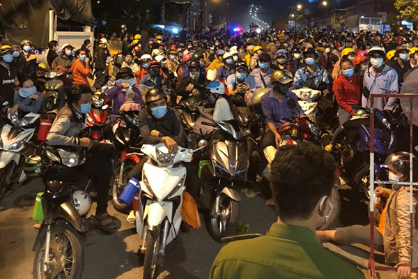 Tự phát rời TP.HCM, cả nghìn người mắc kẹt ở cửa ngõ về miền Tây lúc nửa đêm