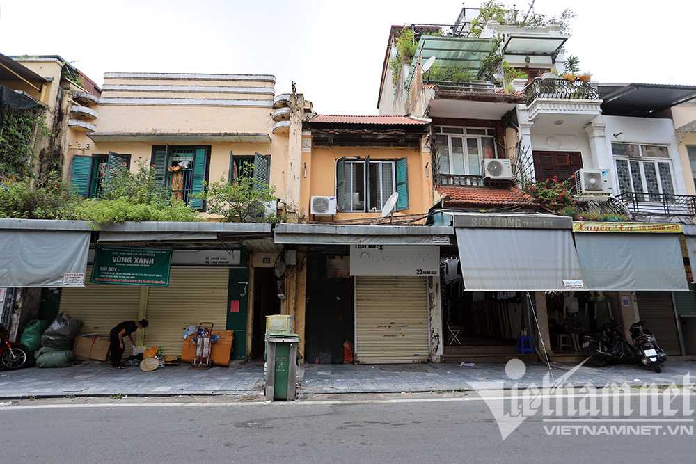 Tấm biển đỏ với cụm từ này đang xuất hiện dày đặc trên phố Hà Nội