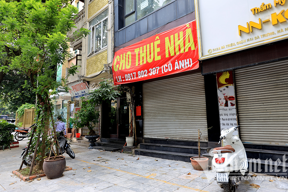 Tấm biển đỏ với cụm từ này đang xuất hiện dày đặc trên phố Hà Nội