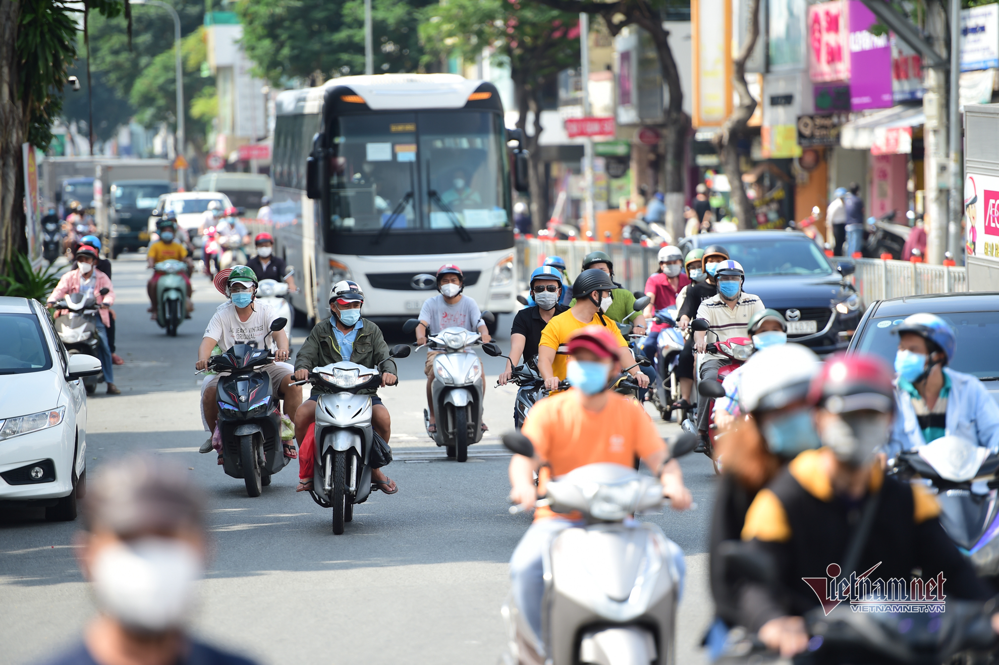 Hình ảnh TP.HCM: Thành phố Hồ Chí Minh với những tòa nhà cao tầng rực rỡ ánh đèn khiến ai cũng say đắm. Hãy thưởng thức những bức ảnh tuyệt đẹp của thành phố này, những góc nhìn mới lạ, tạo cho bạn một cái nhìn cực kỳ hấp dẫn và thú vị về thành phố Hồ Chí Minh.