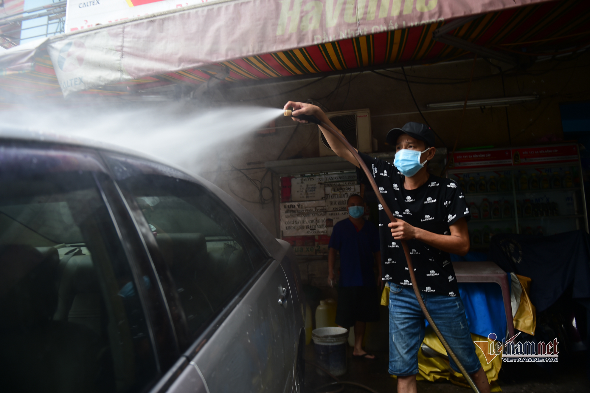 Người dân TP.HCM háo hức trở lại nhịp sống mới, bận rộn cắt tóc, sửa xe