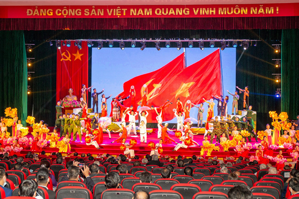 Kỷ niệm 30 năm tái lập tỉnh, Lào Cai nhận Huân chương Lao động hạng Nhất