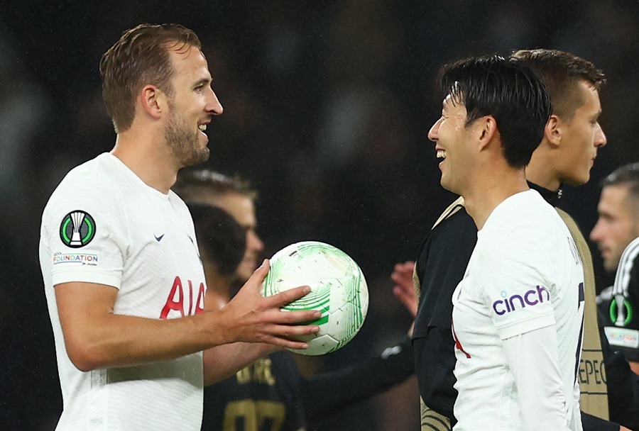 Harry Kane lập hat-trick lịch sử, Tottenham thắng 