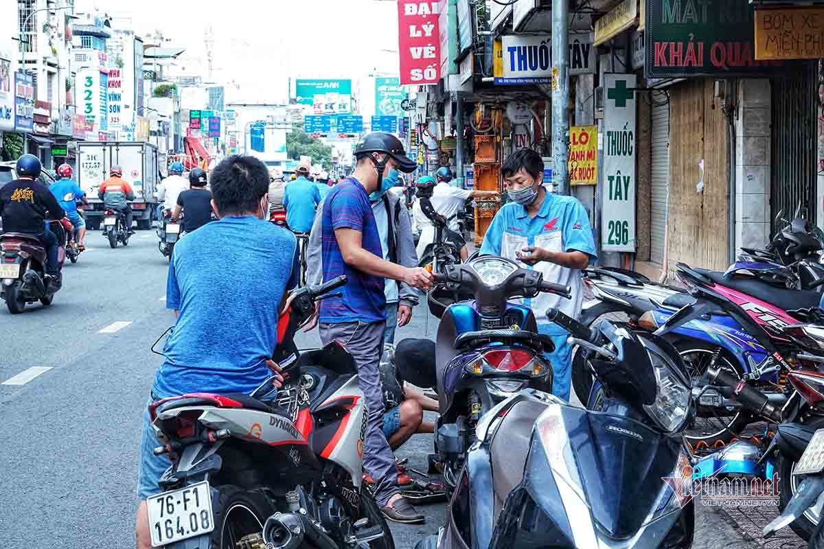 Người dân TP.HCM háo hức trở lại nhịp sống mới, bận rộn cắt tóc, sửa xe