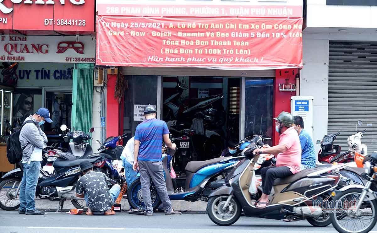 Người dân TP.HCM háo hức trở lại nhịp sống mới, bận rộn cắt tóc, sửa xe