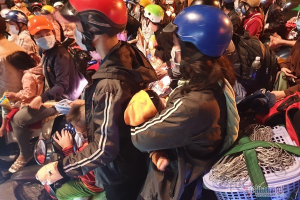 Hơn 1.000 người 'kẹt' ở cửa ngõ, TP.HCM tính đưa về quê bằng ô tô