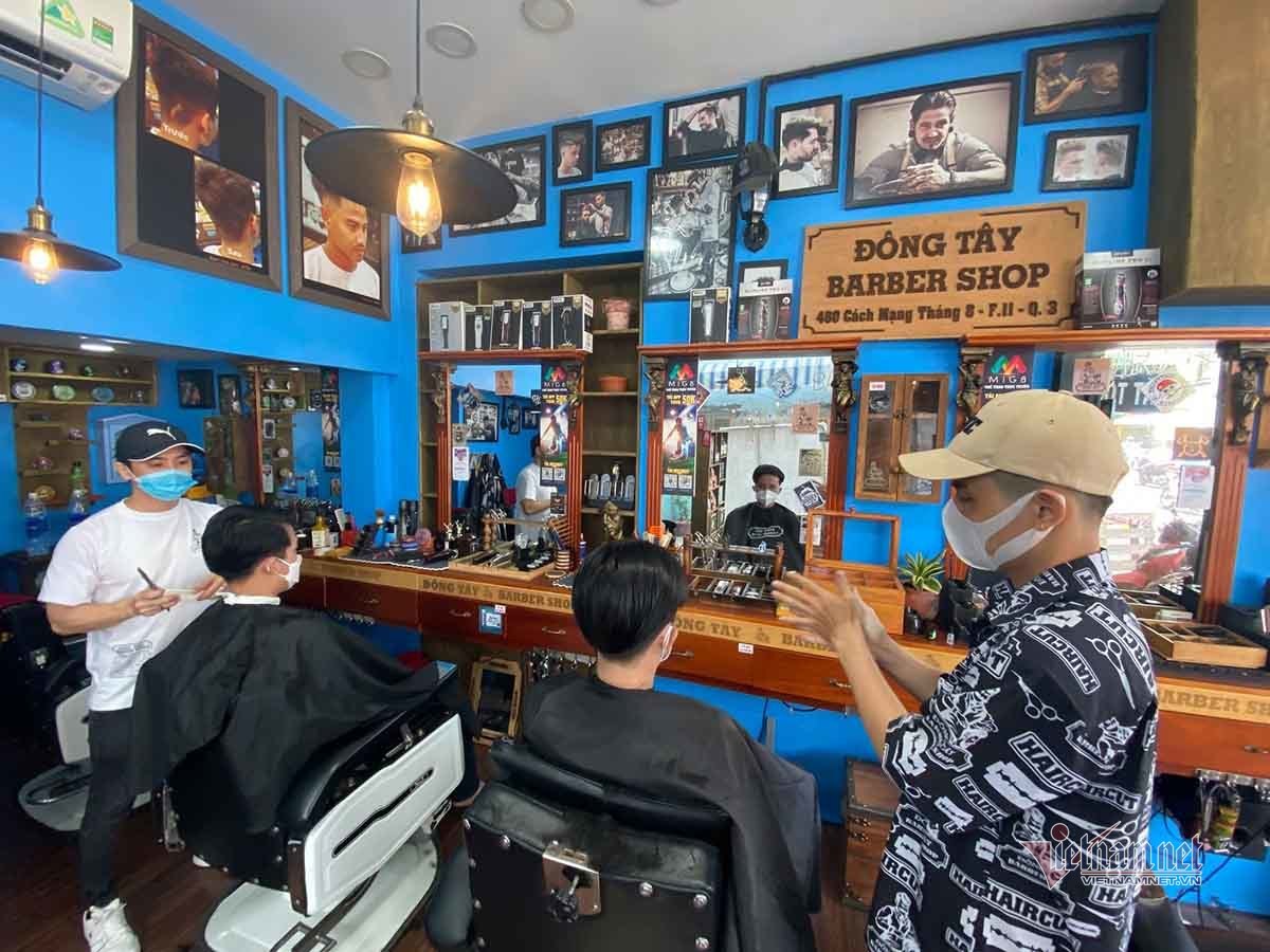 Người dân TP.HCM háo hức trở lại nhịp sống mới, bận rộn cắt tóc, sửa xe