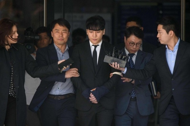 Vướng bê bối, Seungri Big Bang bị hoãn xuất ngũ