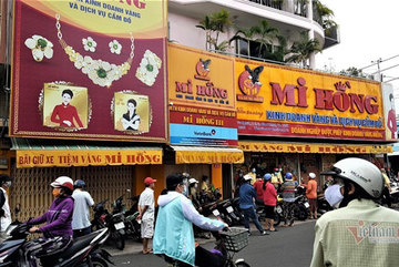 Tiệm vàng Sài Gòn bất ngờ đông khách, bán vàng ăn tiêu 'bình thường mới'