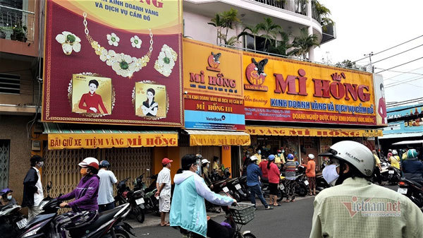 Tiệm vàng Sài Gòn bất ngờ đông khách, bán vàng ăn tiêu 'bình thường mới'