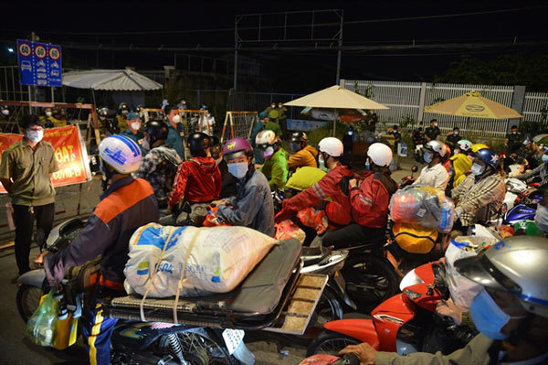 Migrant workers crowd HCM City's gateways in attempt to leave, even as city relaxes lockdown