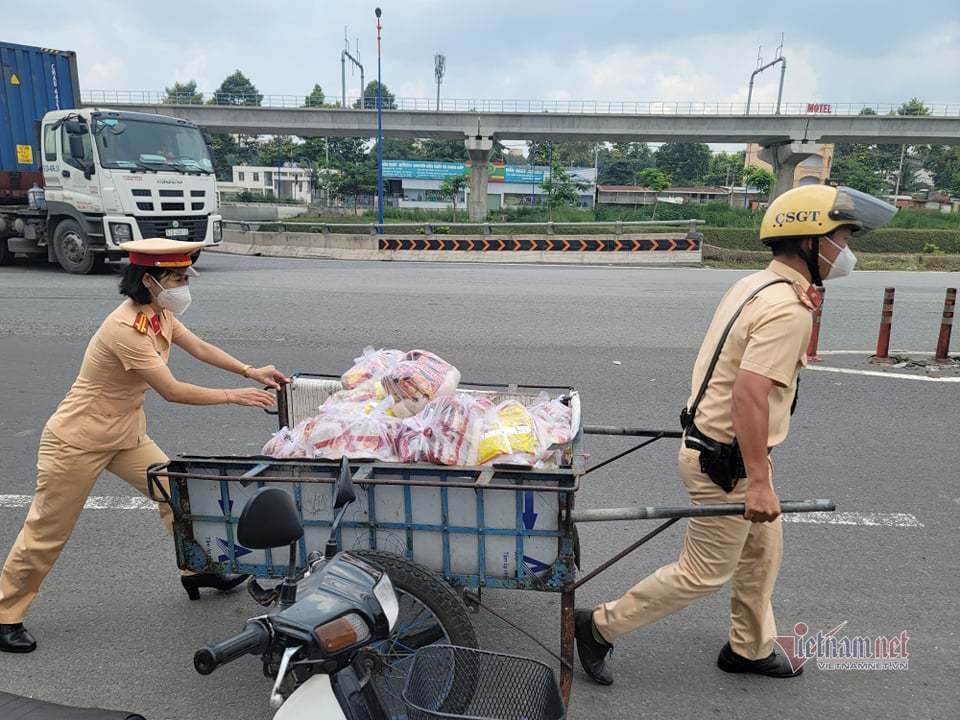 CSGT TP.HCM tặng quà, vận động dân quay lại ở cửa ngõ phía Đông