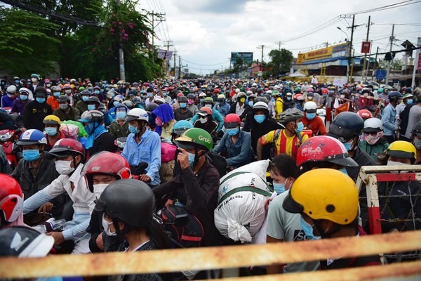 Hình ảnh người 'kẹt' ở cửa ngõ TP.HCM xét nghiệm, lên xe khách về quê