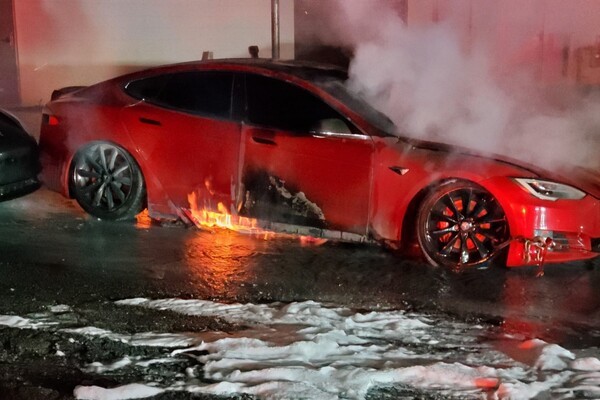Tesla Model S bốc cháy ngay tại Trung tâm Dịch vụ