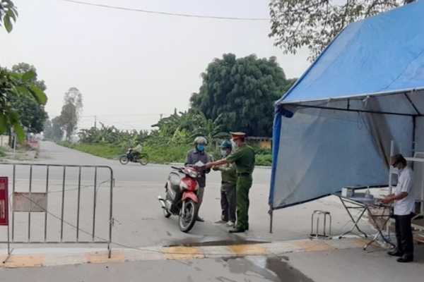 Hải Dương: Đình chỉ công tác cán bộ xã “bán” giấy đi đường