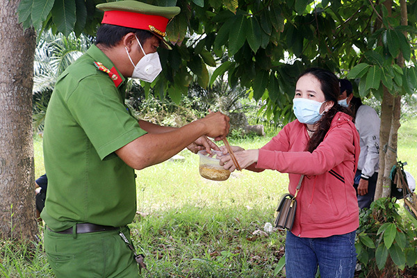 Công an nấu mì gói cho người dân tự phát về quê tại chốt