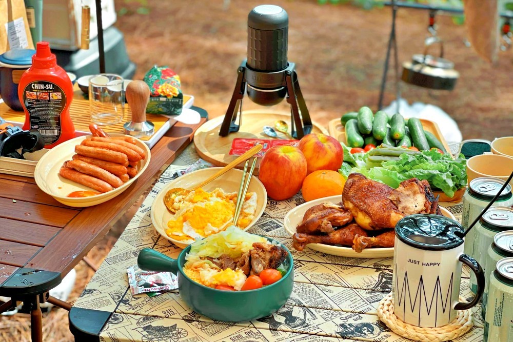 Hà Nội vừa 'hé cửa', dân tình nô nức khoe đi cắm trại, leo núi, chèo thuyền