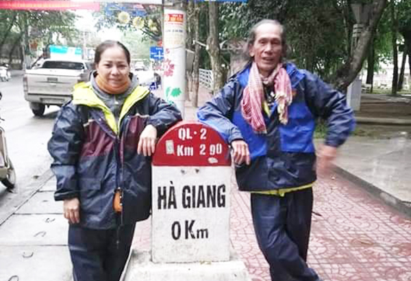 Vợ chồng U60 mỗi người 1 xe máy, đi xuyên Việt suốt 16 ngày