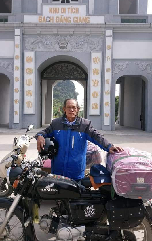 Vợ chồng U60 mỗi người 1 xe máy, đi xuyên Việt suốt 16 ngày