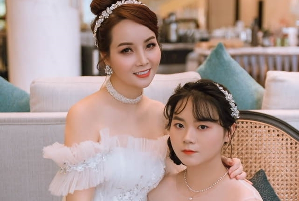 Con gái 18 tuổi xinh đẹp của diễn viên Mai Thu Huyền và chồng đại gia