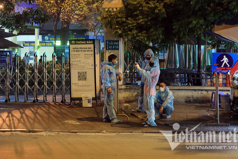 Hà Nội đưa 150 F1 ổ dịch Bệnh viện Việt Đức đi cách ly trong đêm