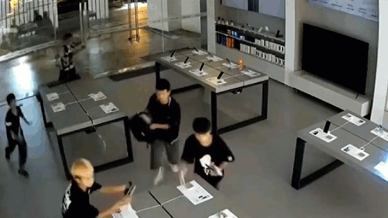 Cửa hàng smartphone bị nhóm trộm tuổi teen 'thổi bay' trong 30 giây