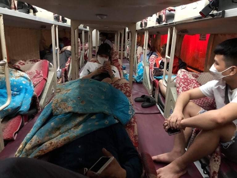 Bắt giữ xe khách giường nằm vận chuyển “khách chui” trên đường Phạm Hùng