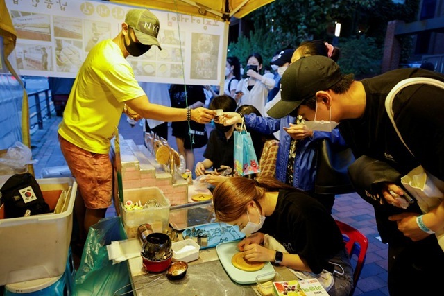 Kẹo đường xuất hiện trong Squid Game thành cơn sốt mới ở Hàn Quốc