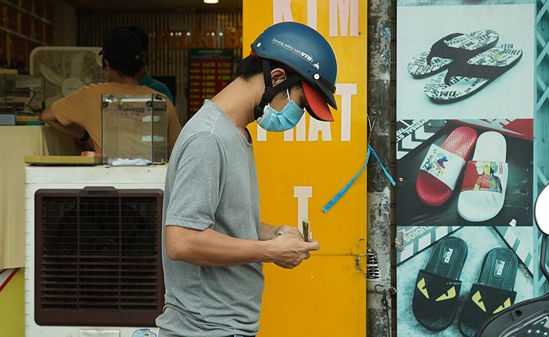 Người đàn ông ở TP.HCM bán nhẫn cưới để trả tiền thuê trọ