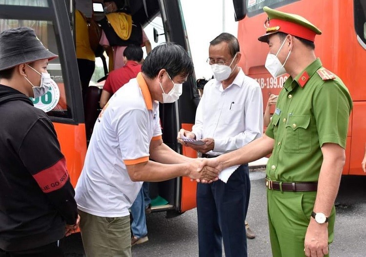 Bà Rịa - Vũng Tàu hỗ trợ tiền, xe đưa người dân miền Tây trở về quê