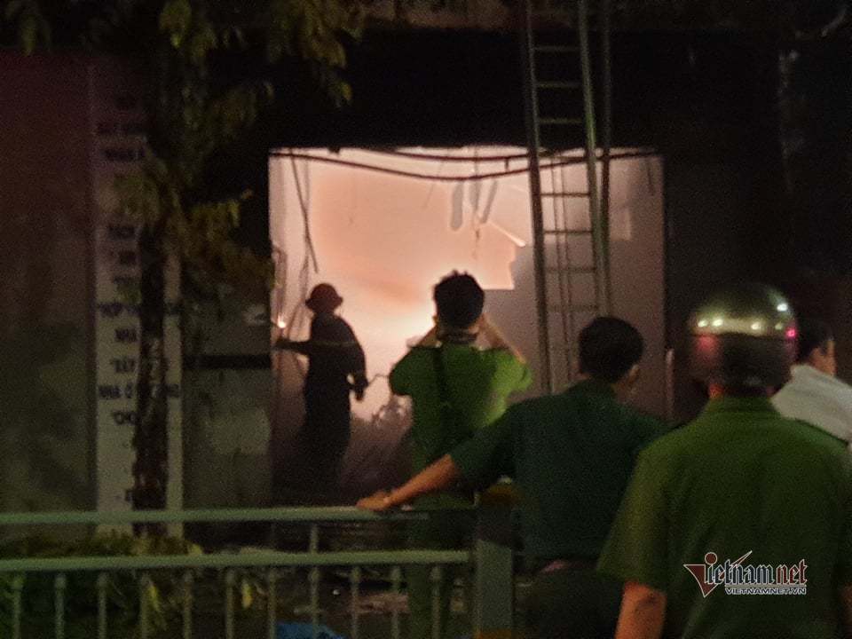 Cháy lớn hai căn nhà mặt phố ở TP.HCM, 5 người thoát chết