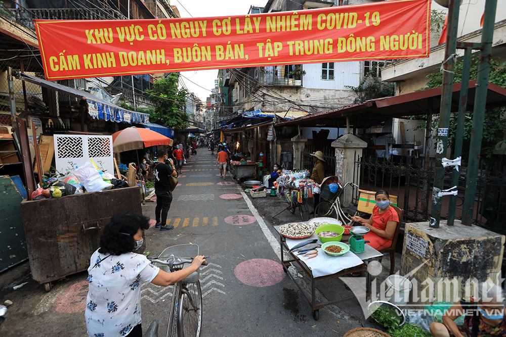 Khu chợ phân luồng vàng, khoanh ô hồng: Cảnh khác lạ ở Hà Nội