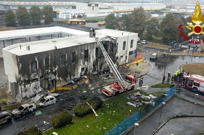 Máy bay chở khách đâm tòa nhà ở Milan, không ai sống sót