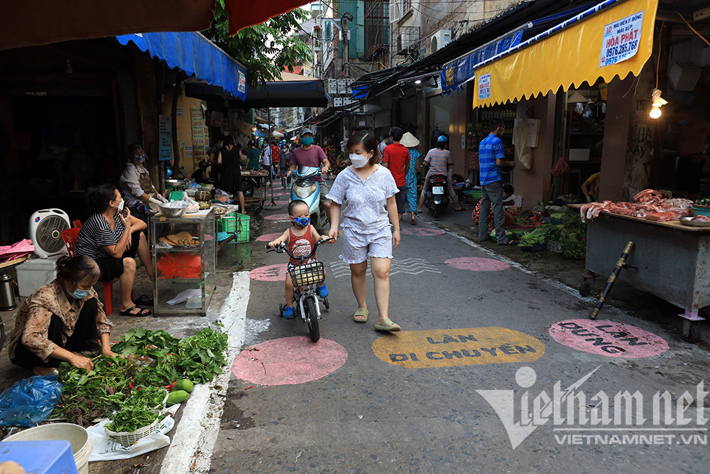 Khu chợ phân luồng vàng, khoanh ô hồng: Cảnh khác lạ ở Hà Nội