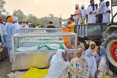 Đụng độ với đoàn xe quan chức Ấn Độ, nhiều nông dân thiệt mạng
