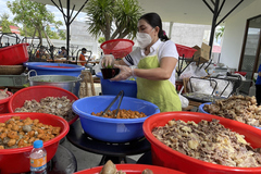 Quỹ từ thiện Kim Oanh nấu gần 13 nghìn suất ăn tiếp sức bệnh viện tuyến đầu