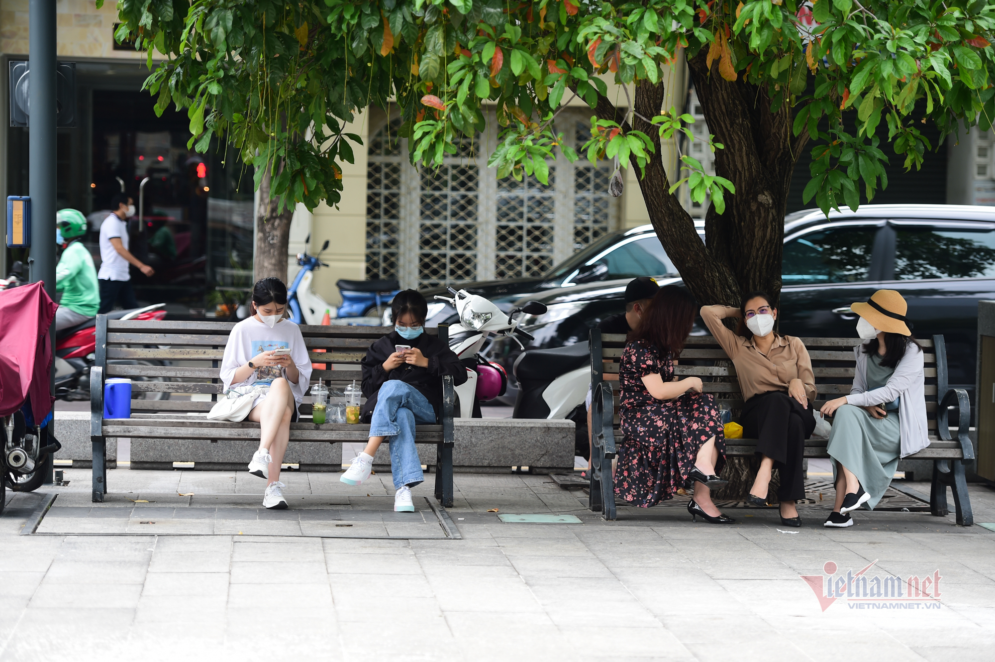 TP.HCM nhộn nhịp ngày đầu tuần 'bình thường mới'