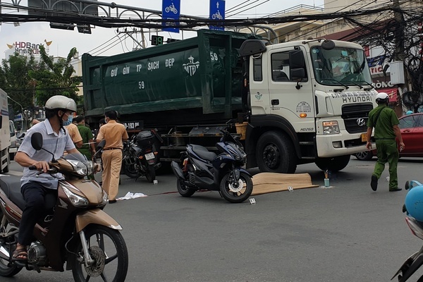 Xe chở rác cán chết thanh niên giữa ngã tư ở TP.HCM